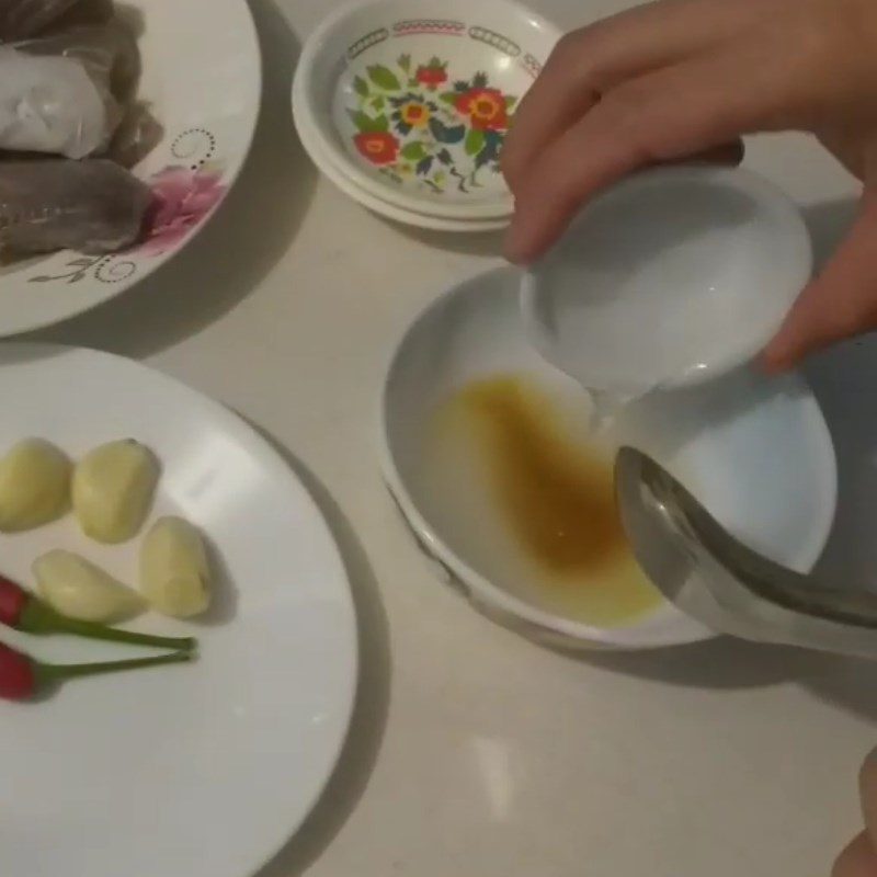 Step 1 Prepare the Sauce for Grilled Dried Fish with Garlic