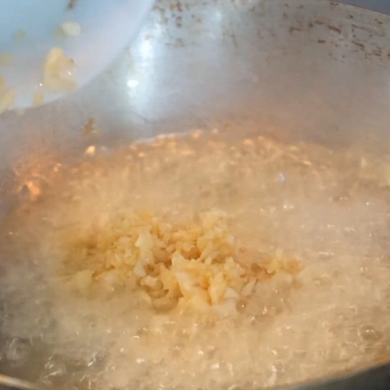 Step 2 Make garlic sauce Steamed shrimp with garlic and lotus leaves