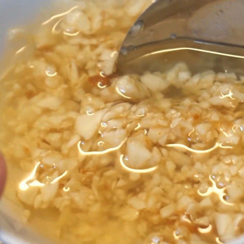 Step 2 Make garlic sauce Steamed shrimp with garlic and lotus leaves