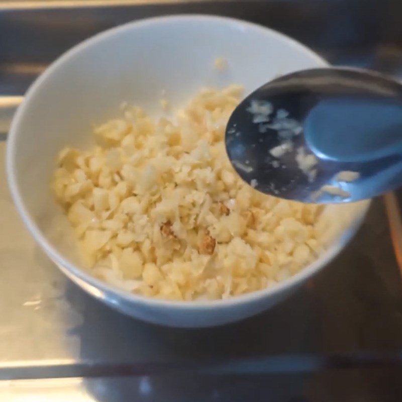 Step 2 Make garlic sauce Steamed shrimp with garlic and lotus leaves