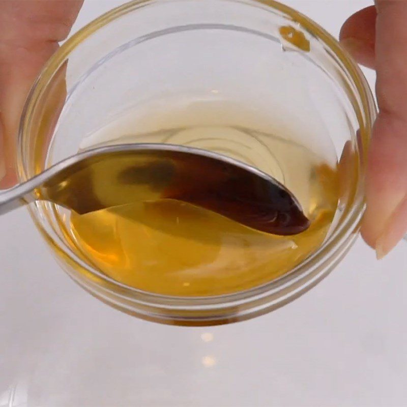 Step 4 Make the stir-fry sauce Stir-fried oysters with scallion oil