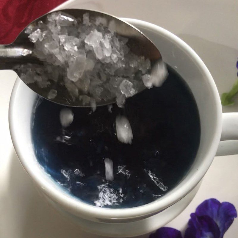 Step 2 Brew the Tea for Butterfly Pea Flower Lemon Tea