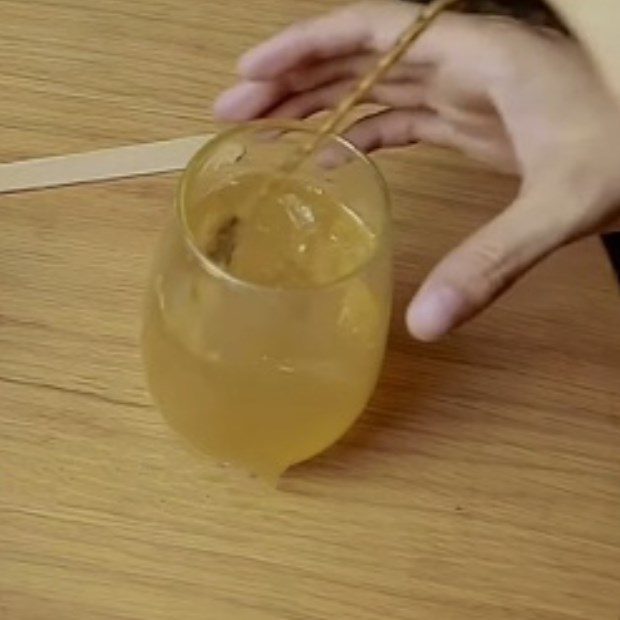 Step 2 Brew chrysanthemum tea with honey Chrysanthemum honey tea