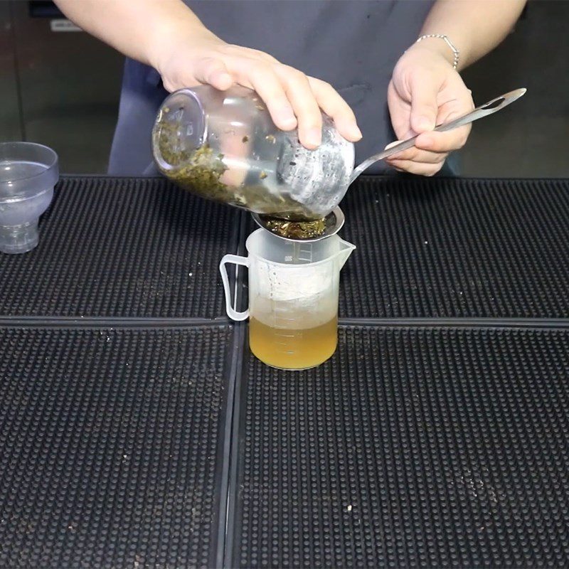 Step 1 Brew tea for Black sesame latte with cream