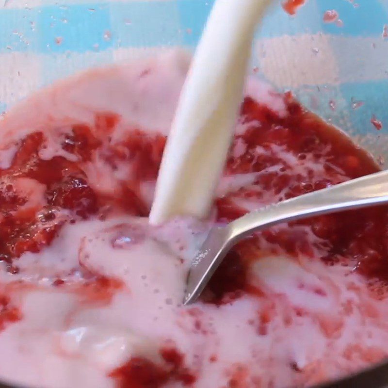 Step 2 Mix and freeze the milk for Strawberry Bingsu