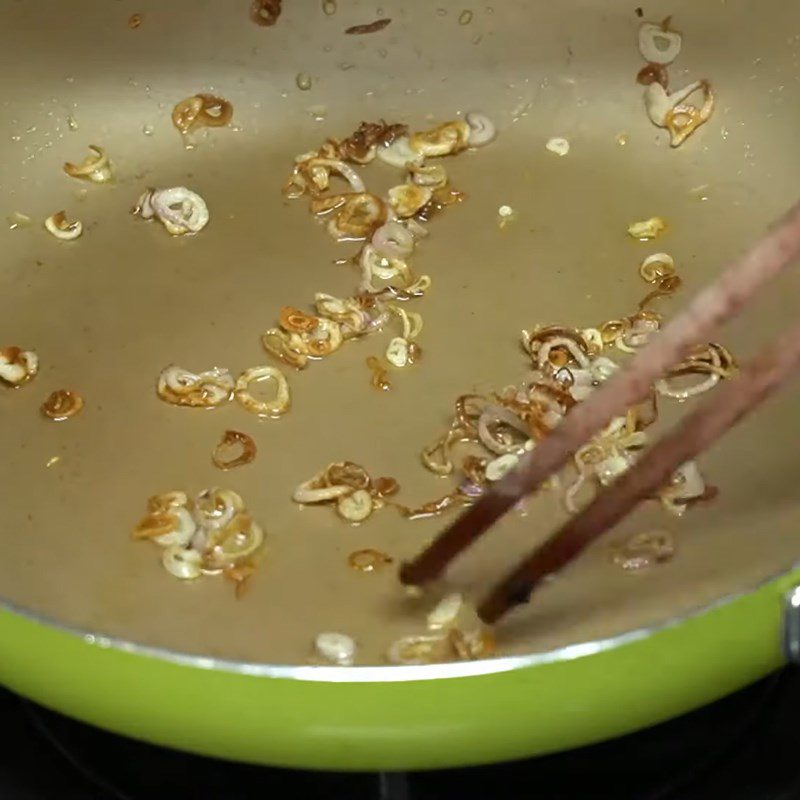 Step 7 Sauté shallots for chicken porridge