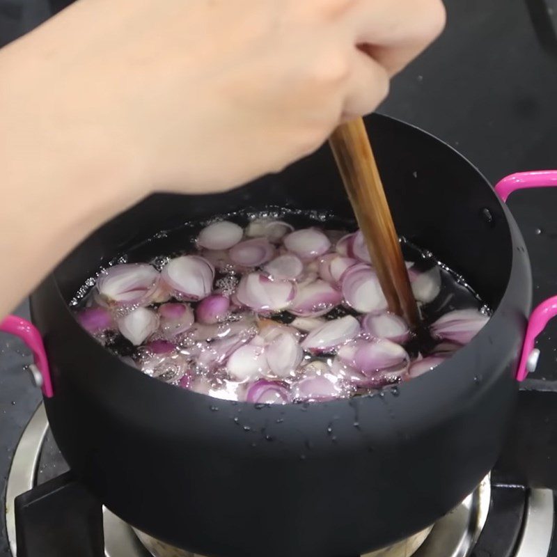 Step 3 Fry shallots for crab noodle soup