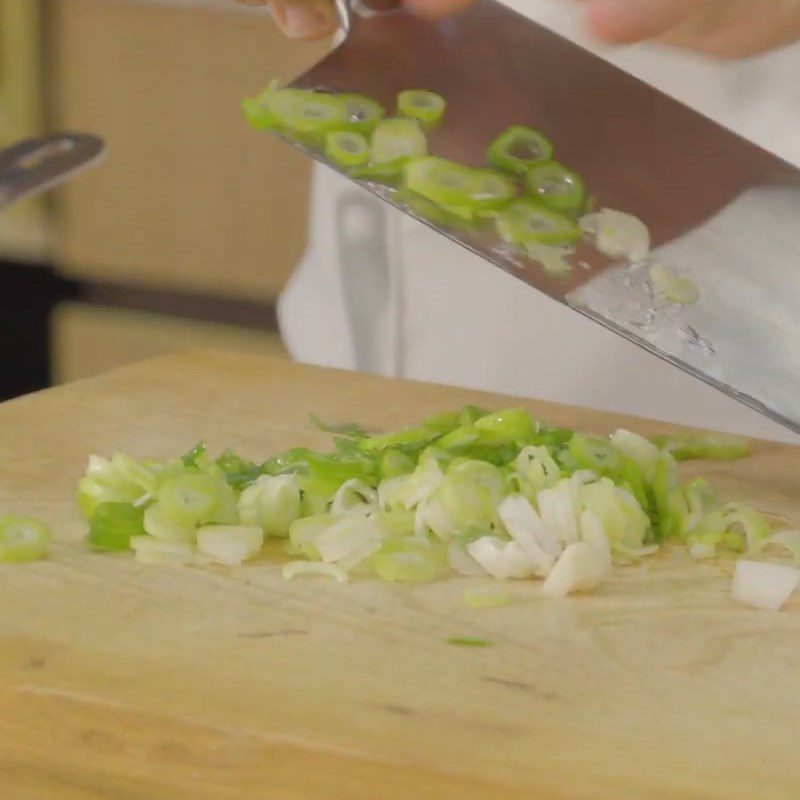 Step 1 Sauté the green onion Vegetarian mixed noodles with sliced beef