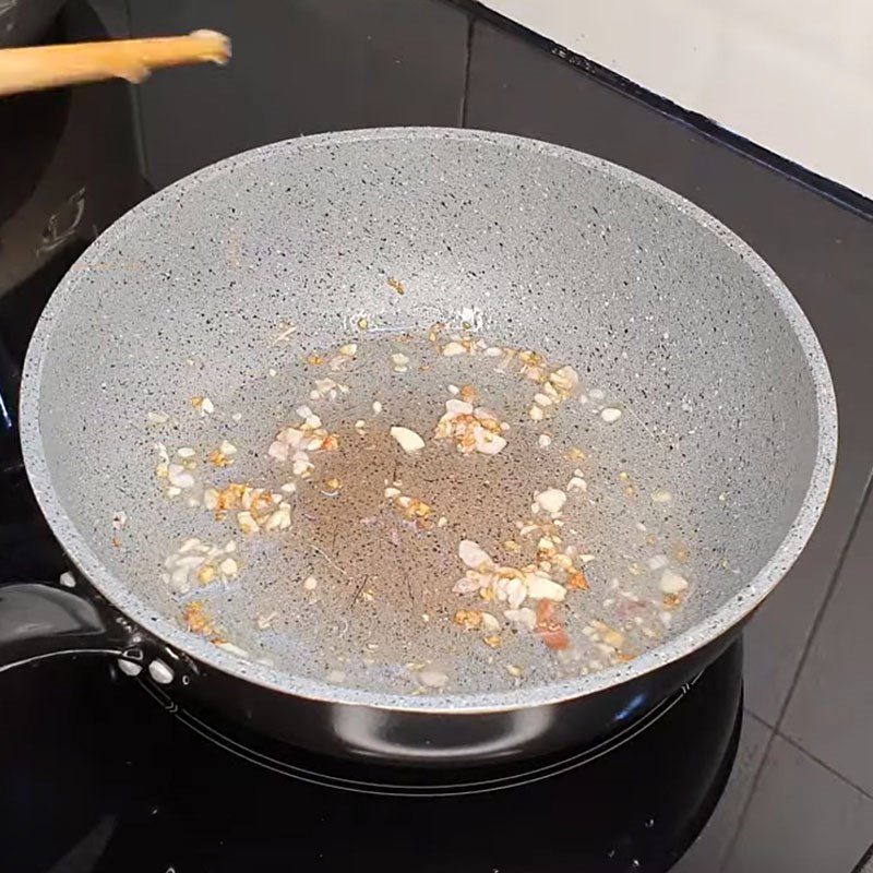 Step 9 Sauté the rice of Cai Tac porridge