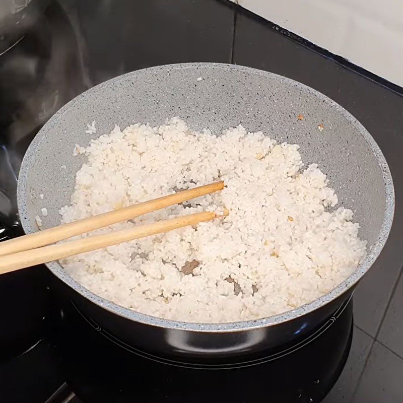 Step 9 Sautéed fragrant rice for Cái Tắc pork porridge