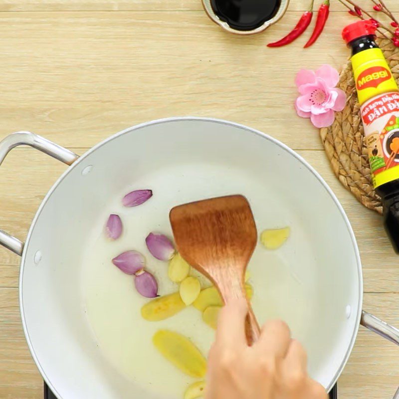 Step 2 Sauté the spices for Steamed Chicken with Soy Sauce