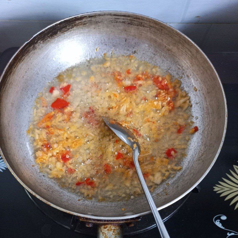 Step 3 Sauté garlic and chili with shrimp for shrimp salad