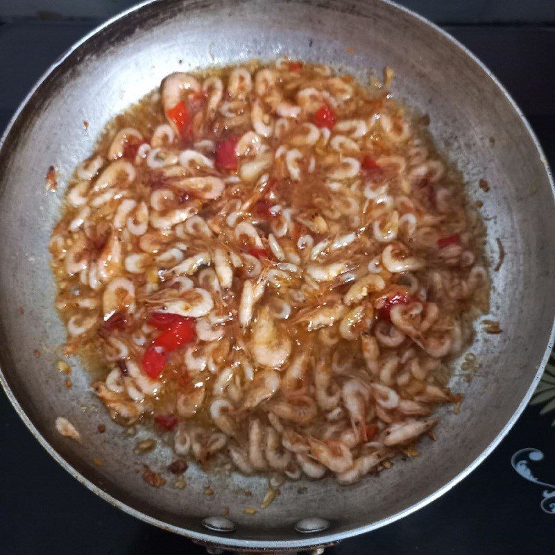 Step 3 Sauté garlic and chili with shrimp for shrimp salad