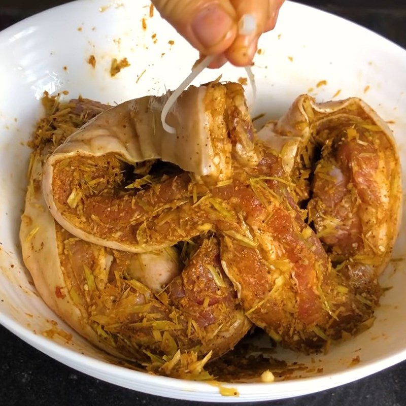 Step 3 Dry the one-sun pork belly marinated with lemongrass and chili