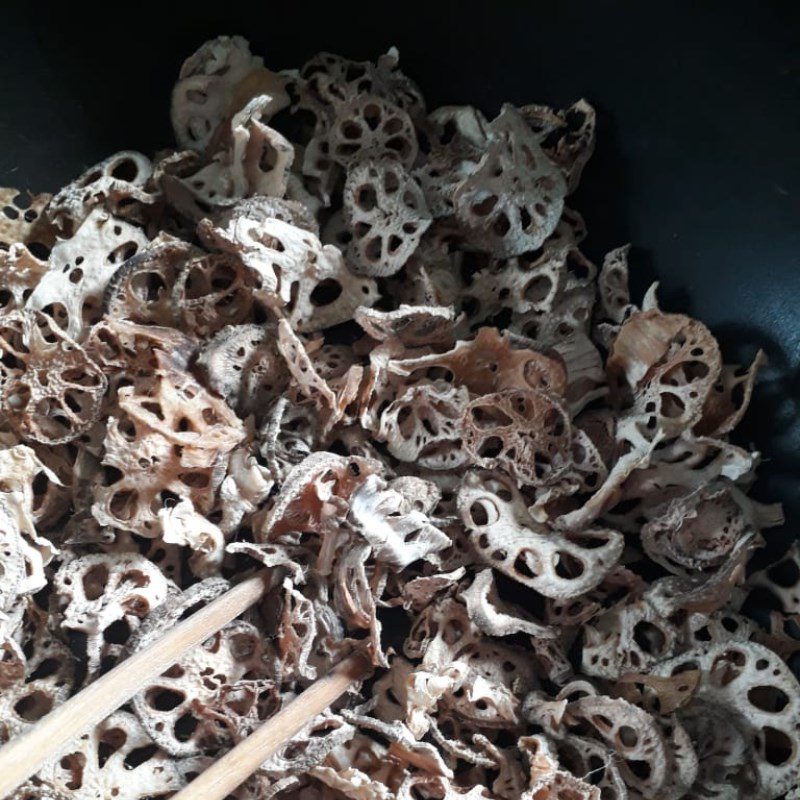 Step 2 Sun-drying and roasting lotus root Dried lotus root tea