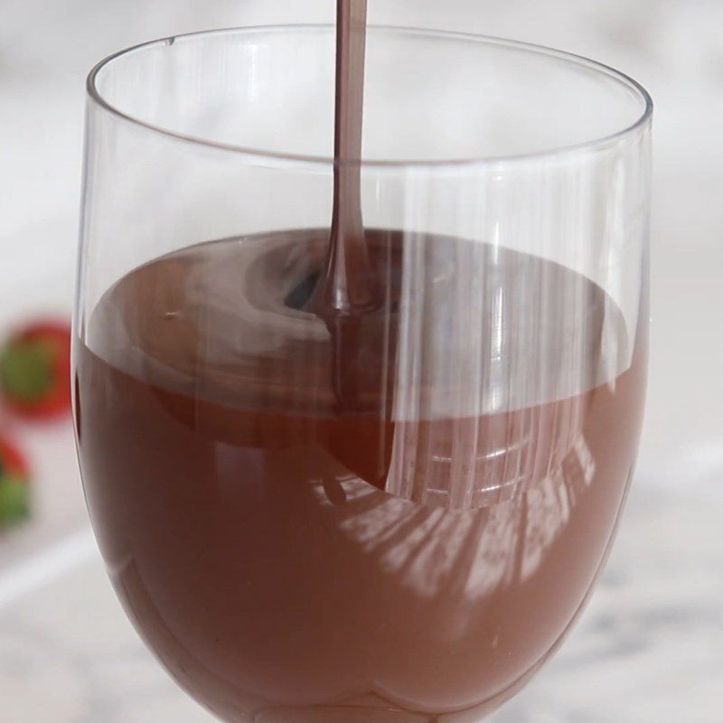 Step 5 Chocolate Coating Strawberry chocolate-covered ice cream