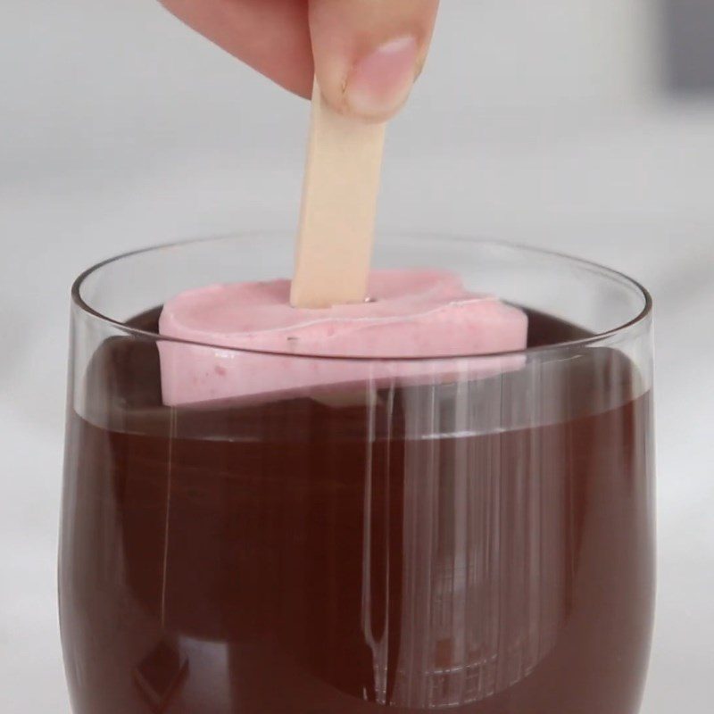 Step 5 Chocolate Coating Strawberry chocolate-covered ice cream