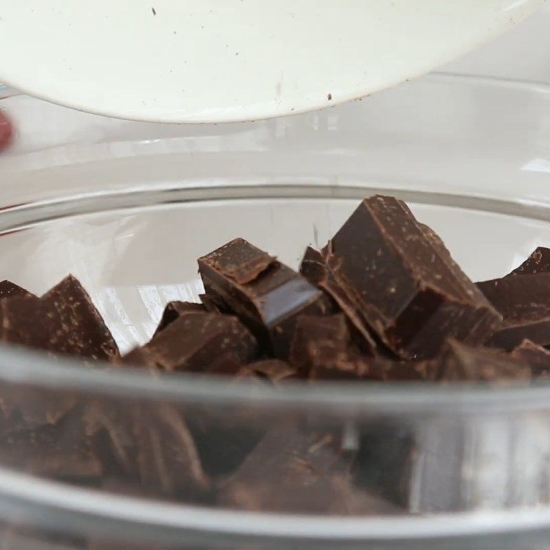Step 5 Chocolate Coating Strawberry chocolate-covered ice cream