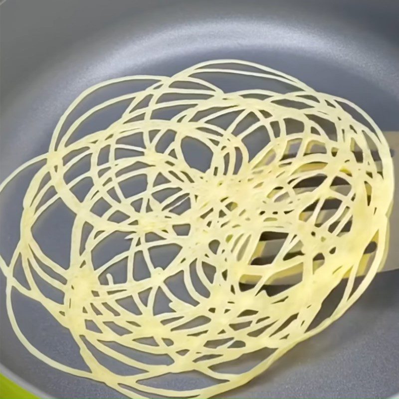 Step 2 Fry the cake for the egg roll cake using an air fryer