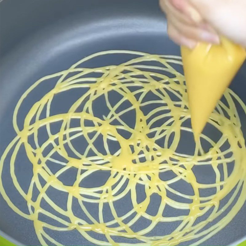 Step 2 Fry the cake for the egg roll cake using an air fryer