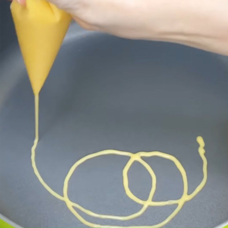 Step 2 Fry the cake for the egg roll cake using an air fryer