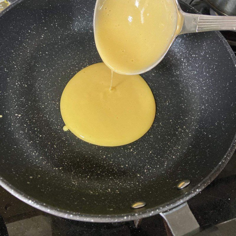 Step 3 Frying the cake Doremon cake without filling