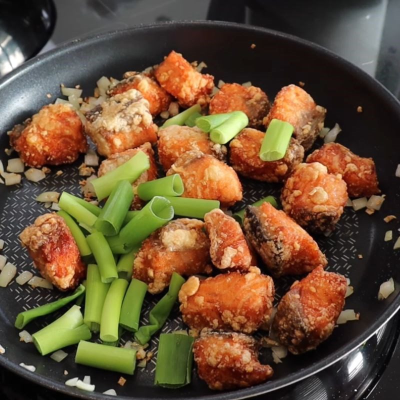 Step 5 Frying fish with onion Crispy salmon