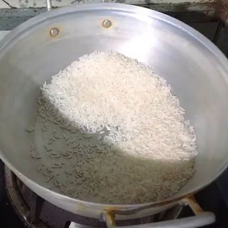 Step 1 Roasting Rice Eel Porridge with Green Onion