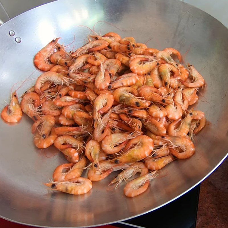 Step 2 Stir-frying shrimp Sun-dried Shrimp