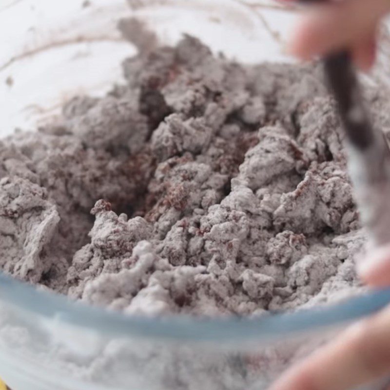 Step 8 Sift flour into the chocolate butter mixture for Tiramisu cream-filled cookies