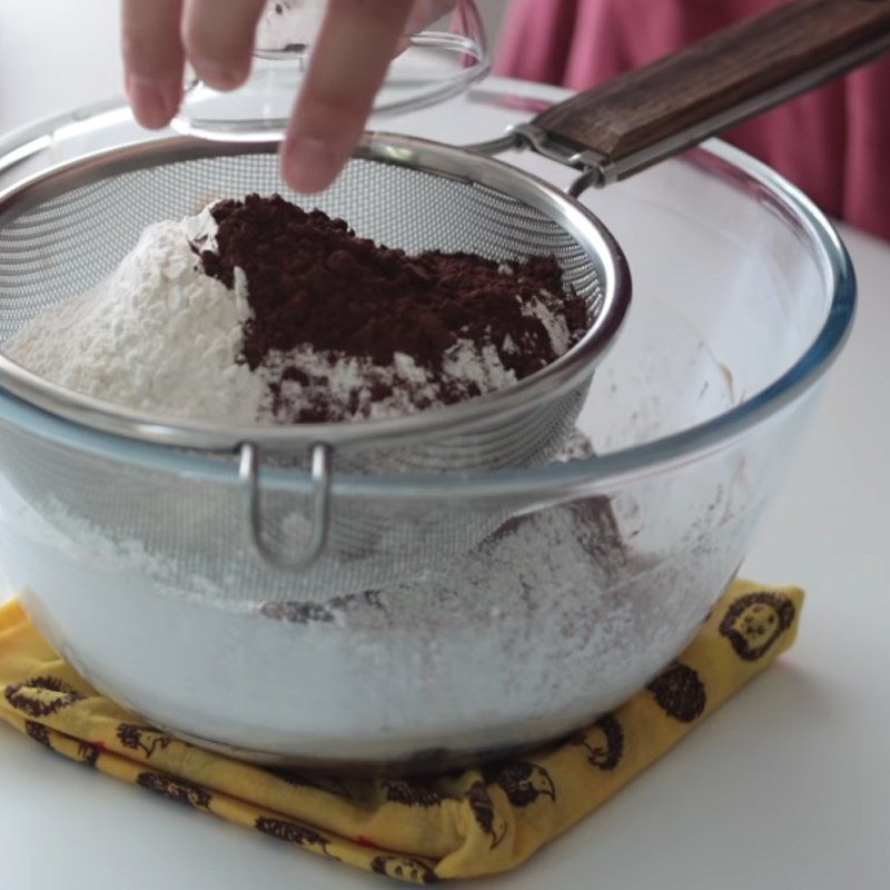 Step 8 Sift the flour into the butter chocolate mixture Tiramisu cream sandwich cookie