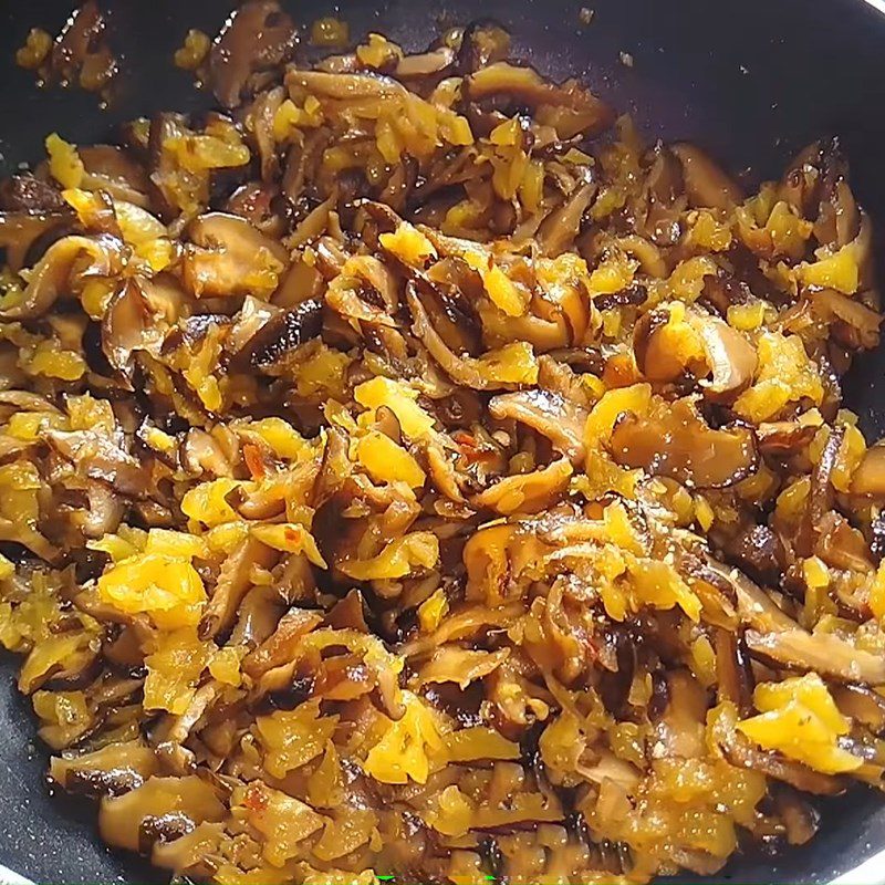 Step 5 Simmer the ingredients Shiitake mushrooms sautéed with pineapple