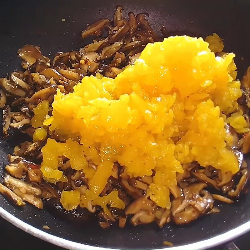 Step 5 Simmer the ingredients Shiitake mushrooms sautéed with pineapple