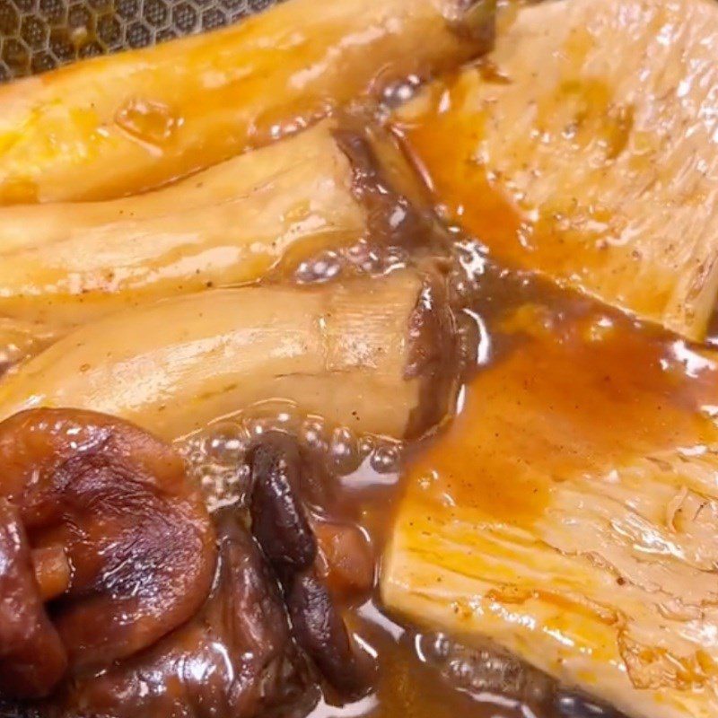 Step 3 Stir-fried mushrooms and vegetarian ribs Cao lau (Recipe shared by Tiktok Vegetarian Kitchen XANH)