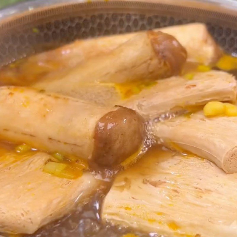 Step 3 Stir-fried mushrooms and vegetarian ribs Cao lau (Recipe shared by Tiktok Vegetarian Kitchen XANH)