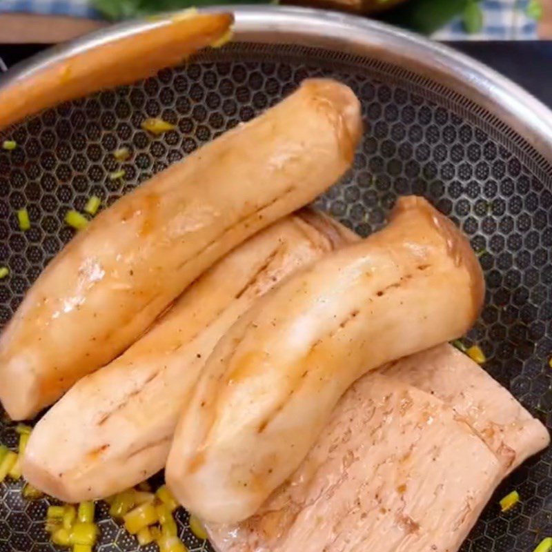 Step 3 Sauté mushrooms and vegetarian ribs for vegetarian Cao lầu (Recipe shared by Tiktok Vegetarian Kitchen XANH)