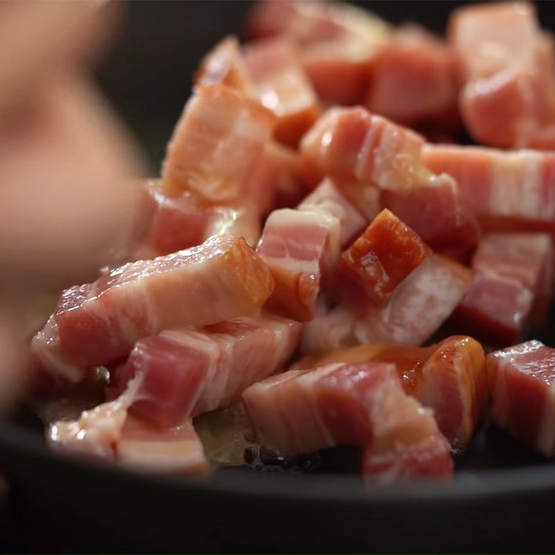 Step 5 Sauté the meat for ramen mixed with pork belly