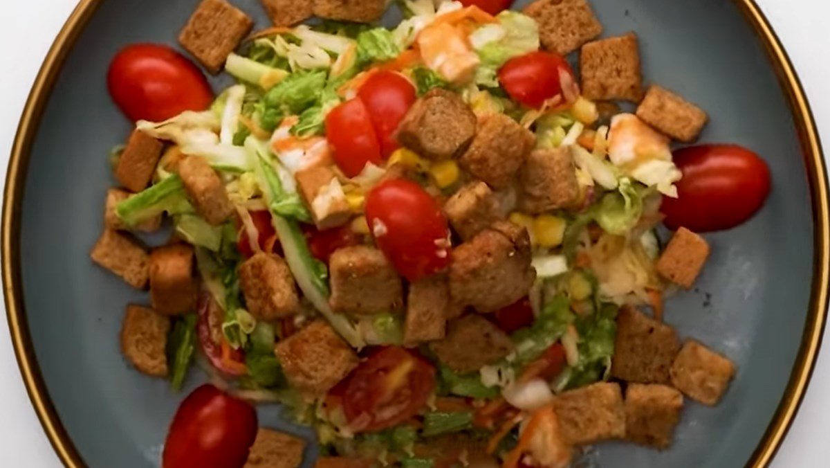 Black bread salad with shrimp and tomatoes