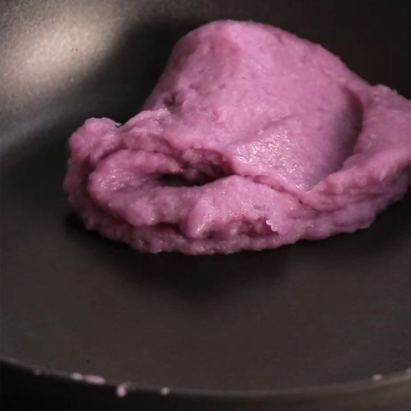 Step 2 Making sweet potato filling for fried glutinous rice cake