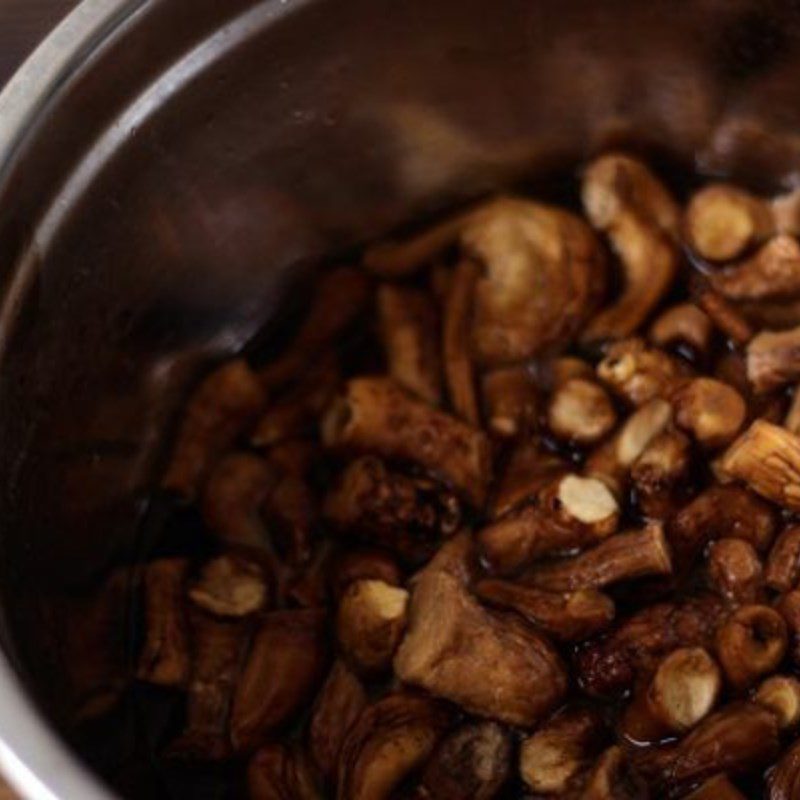 Step 1 Prepare the mushroom stems Vegetarian Goat Meat
