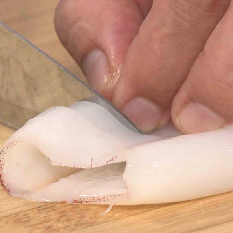 Step 2 Prepare the squid for seaweed salad