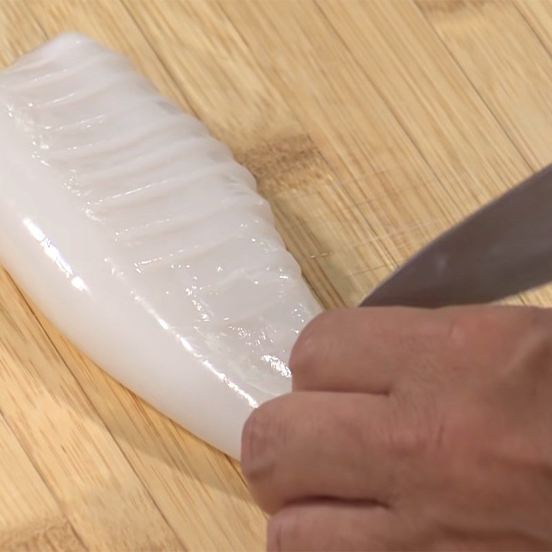 Step 2 Prepare the squid for seaweed salad