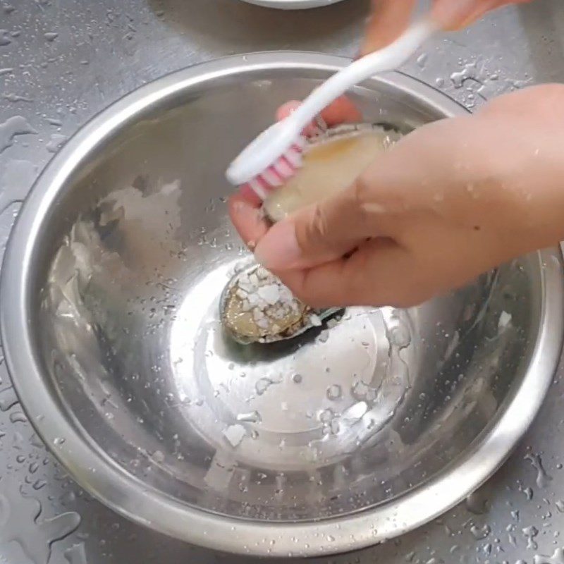 Step 1 Prepare the abalone Abalone and Carrot Porridge for babies
