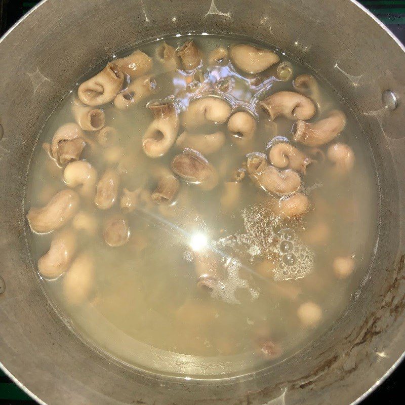 Step 1 Prepare basa fish stomach Stir-Fried Basa Fish Stomach with Lemongrass and Chili (recipe shared by a user)