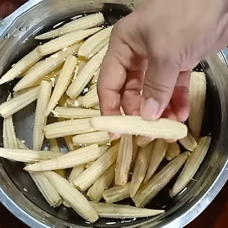 Step 1 Prepare the young corn Stir-fried young corn with vegetarian onion