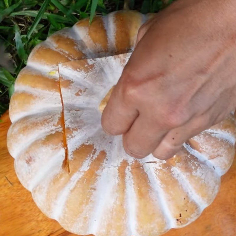 Step 2 Prepare the pumpkin for roasted black chicken stuffed with pumpkin