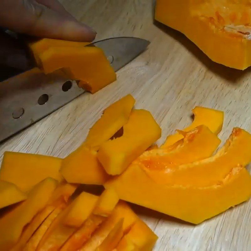 Step 1 Prepare the pumpkin for coconut water pumpkin jelly