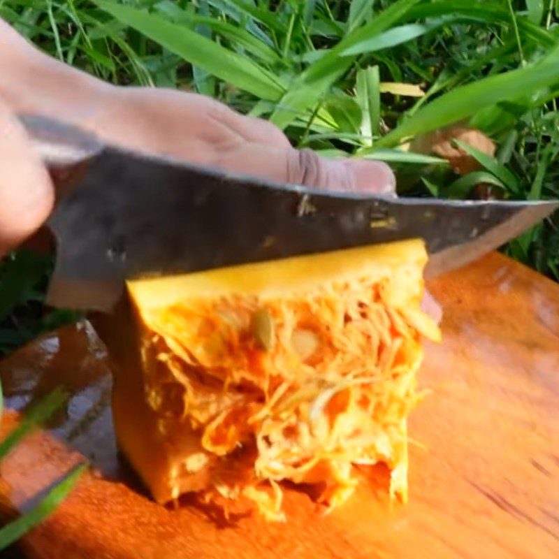 Step 2 Prepare the pumpkin for roasted black chicken stuffed with pumpkin