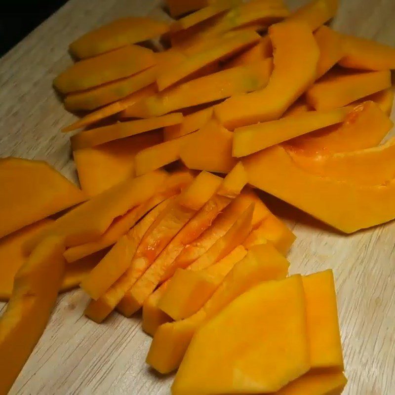 Step 1 Prepare the pumpkin for coconut water pumpkin jelly