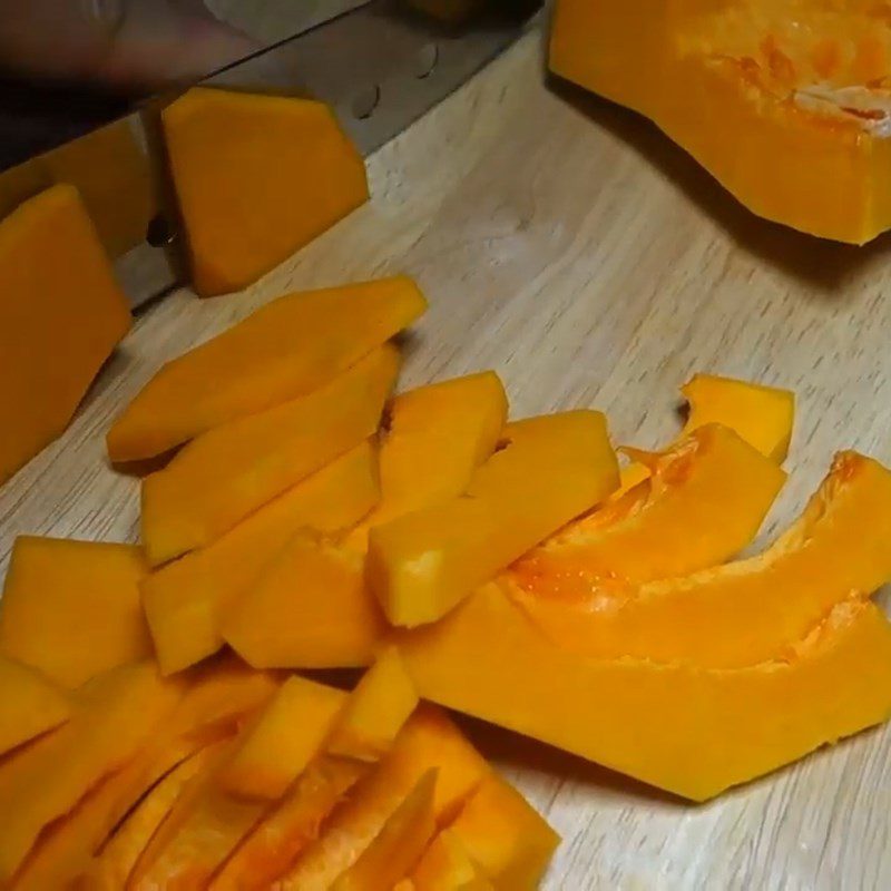 Step 1 Prepare the pumpkin for coconut water pumpkin jelly